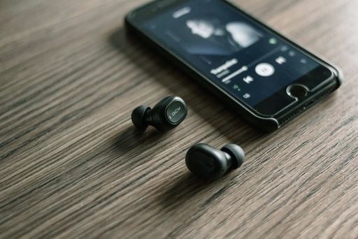 5 Easy Ways on How to Keep Earbuds from Falling Out